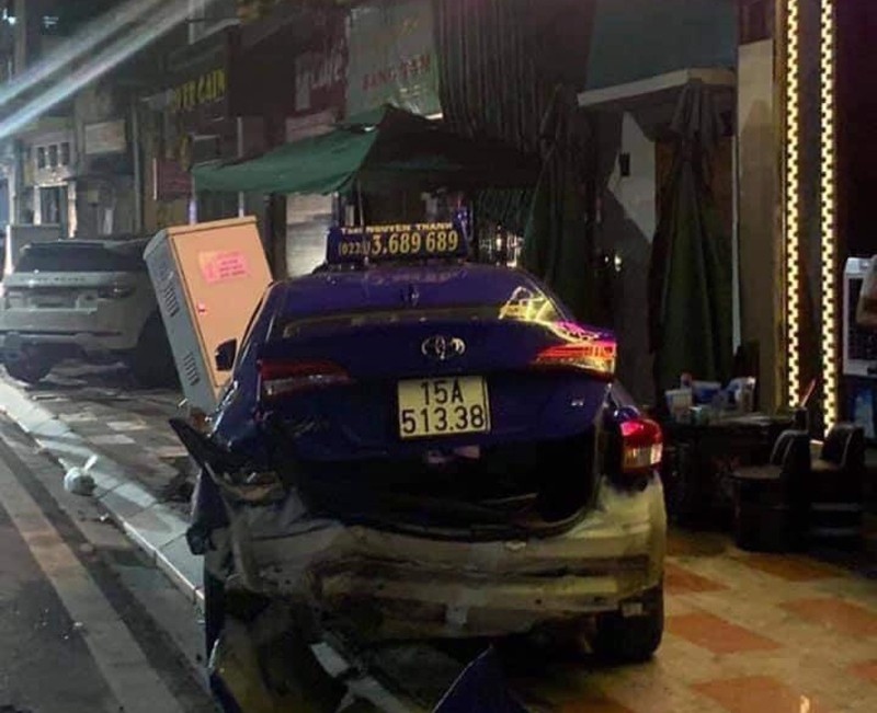 Xe Lexus gây tai nạn liên hoàn khiến 1 người tử vong